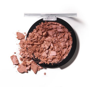 Kompakt toz, cilt güzelliği için kozmetik aksesuar, beyaz arka planda izole.