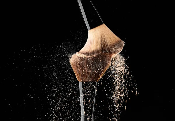 Cepillos Maquillaje Cerdas Naturales Con Salpicaduras Polvo Maquillaje Sobre Fondo — Foto de Stock