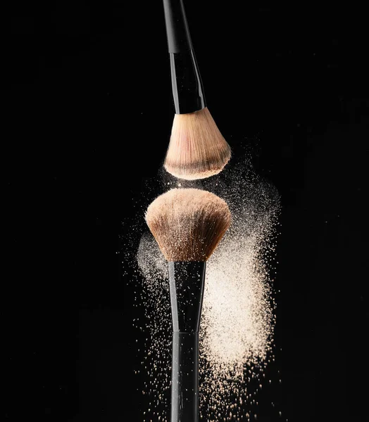 Cepillos Maquillaje Cerdas Naturales Con Salpicaduras Polvo Maquillaje Sobre Fondo — Foto de Stock