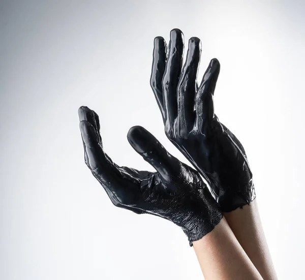 Elegant Kvinnlig Hand Svart Latexhandske Vit Bakgrund Kvinnlig Hand Flytande — Stockfoto