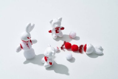 Kanlı Noel kutlaması sahnesi, beyaz hayvanlar, plastikten yapılmış tavşanlar ve ayılar ormanda bayramı kutluyor.                              