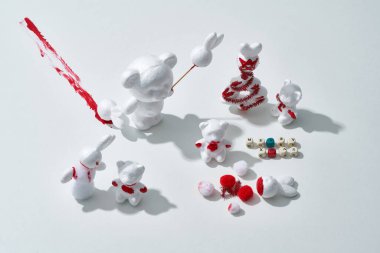 Kanlı Noel kutlaması sahnesi, beyaz hayvanlar, plastikten yapılmış tavşanlar ve ayılar ormanda bayramı kutluyor.                              