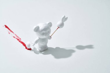 Kanlı Noel kutlaması sahnesi, beyaz hayvanlar, plastikten yapılmış tavşanlar ve ayılar ormanda bayramı kutluyor.                              