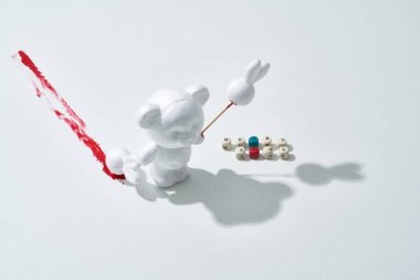 Kanlı Noel kutlaması sahnesi, beyaz hayvanlar, plastikten yapılmış tavşanlar ve ayılar ormanda bayramı kutluyor.                              