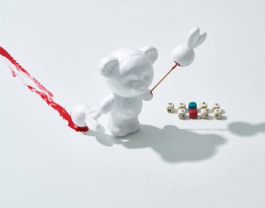 Kanlı Noel kutlaması sahnesi, beyaz hayvanlar, plastikten yapılmış tavşanlar ve ayılar ormanda bayramı kutluyor.                              