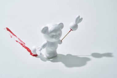 Kanlı Noel kutlaması sahnesi, beyaz hayvanlar, plastikten yapılmış tavşanlar ve ayılar ormanda bayramı kutluyor.                              