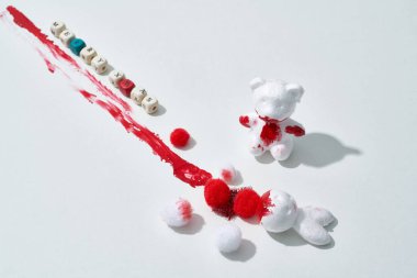 Kanlı Noel kutlaması sahnesi, beyaz hayvanlar, plastikten yapılmış tavşanlar ve ayılar ormanda bayramı kutluyor.                              