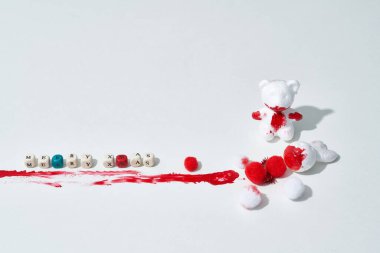 Kanlı Noel kutlaması sahnesi, beyaz hayvanlar, plastikten yapılmış tavşanlar ve ayılar ormanda bayramı kutluyor.                              