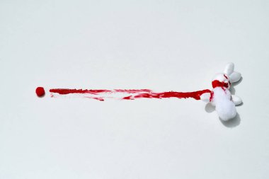 Kanlı Noel kutlaması sahnesi, beyaz hayvanlar, plastikten yapılmış tavşanlar ve ayılar ormanda bayramı kutluyor.                              