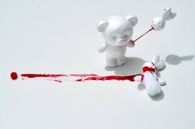 Kanlı Noel kutlaması sahnesi, beyaz hayvanlar, plastikten yapılmış tavşanlar ve ayılar ormanda bayramı kutluyor.                              