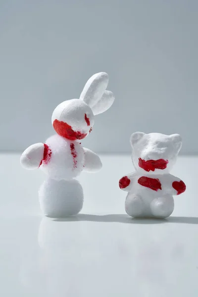Криваве Різдво Страшна Сцена Святкування Білі Тварини Зайці Ведмеді Пластику — стокове фото