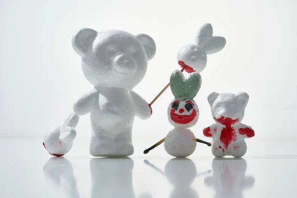 血のクリスマス怖いお祝いシーン 白い動物 森の中でプラスチック製のお祝いの休日で作られたウサギとクマ — ストック写真