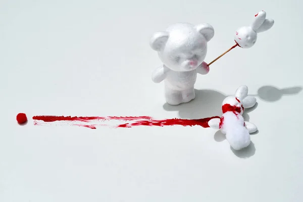 Blutige Weihnachtsgruselszene Weiße Tiere Hasen Und Bären Aus Plastik Feiern — Stockfoto