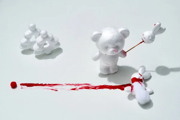 Blutige Weihnachtsgruselszene Weiße Tiere Hasen Und Bären Aus Plastik Feiern — Stockfoto