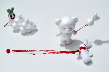 Kanlı Noel kutlaması sahnesi, beyaz hayvanlar, plastikten yapılmış tavşanlar ve ayılar ormanda bayramı kutluyor.                              