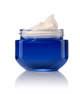 Beyaz arkaplanda izole edilmiş kozmetik krem kavanozu