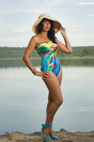 Belle femme en bikini sur la plage au bord du lac — Photo