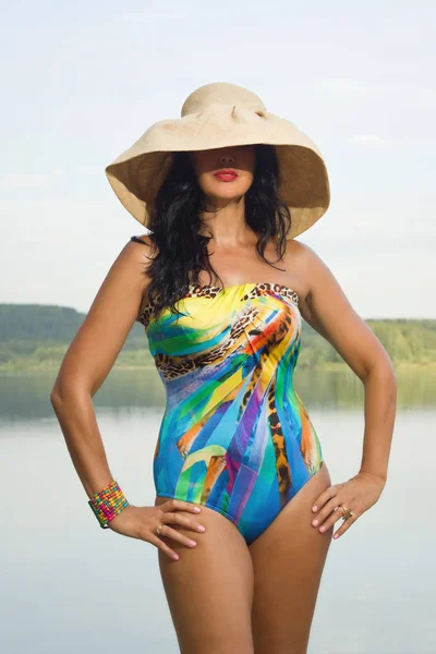 湖のビーチでビキニで美しい女性 — ストック写真