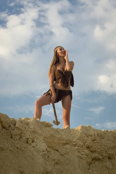 Доисторическая женщина с каменными топорами — стоковое фото