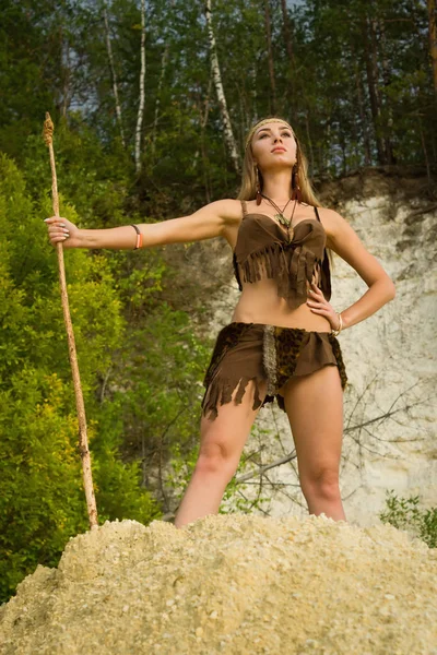Mujer prehistórica con una caza con lanza — Foto de Stock