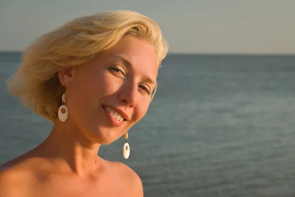 Mulher bonita em biquíni relaxante na praia — Fotografia de Stock