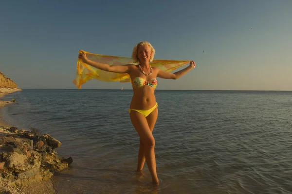 Hermosa mujer en bikini y con pareo en la playa —  Fotos de Stock