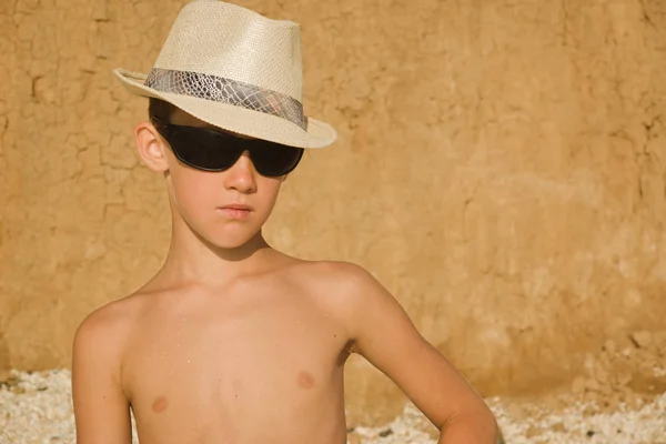 Portrait de jeune garçon enfant dans des lunettes de soleil en mer — Photo