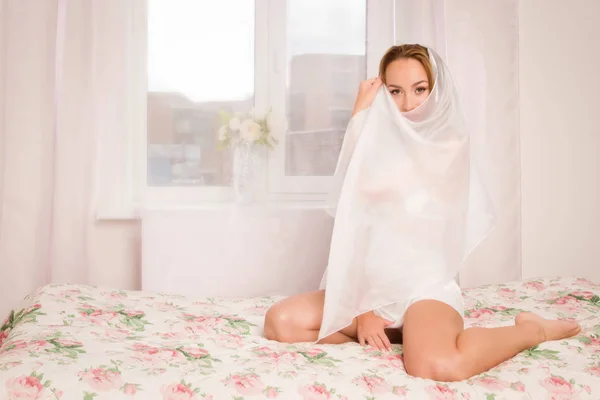 Sexuální emoční atraktivní mladá žena leží na posteli v ložnici. — Stock fotografie