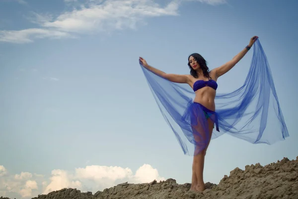 Vackra vuxen kvinna i bikini och med sarong på stranden vid t — Stockfoto