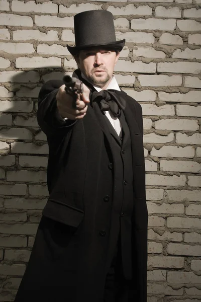 Мужчина в викторианском стиле со старой пушкой — стоковое фото