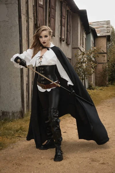 Сексуальна жінка в піратському стилі тримає меч — стокове фото