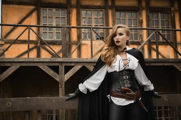 Sexy vrouw in pirate stijl met oude pistool — Stockfoto