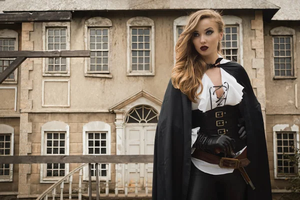 Sexy woman in pirate style with old handgun — Stock Photo, Image