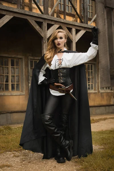 Sexy vrouw in pirate stijl met oude pistool — Stockfoto