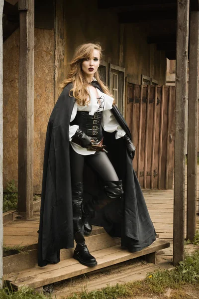 Sexy vrouw in pirate stijl met oude pistool — Stockfoto