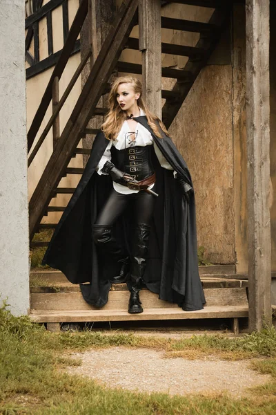 Mulher sexy no estilo pirata com arma velha — Fotografia de Stock