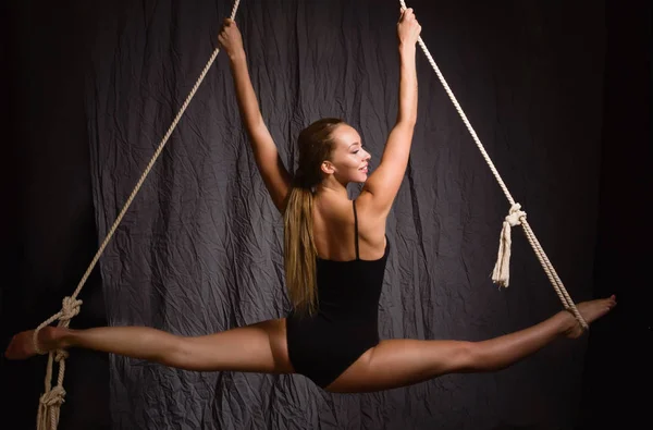 Belle gymnaste suspendue à une corde — Photo
