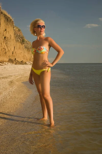 Schöne Frau im Bikini entspannt am Strand — Stockfoto