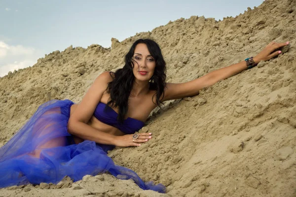 Bella donna adulta nel deserto — Foto Stock