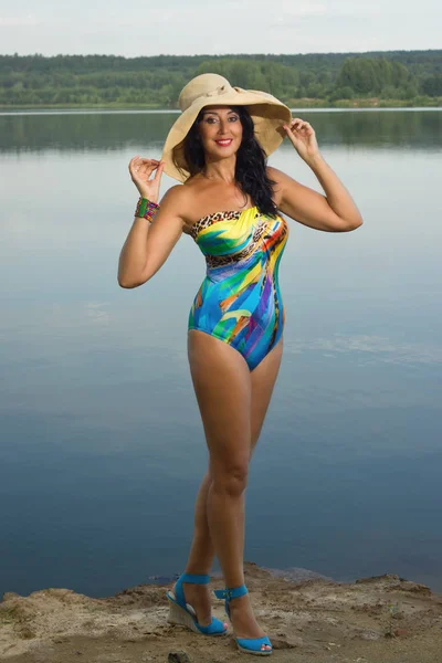 Krásná žena v plavkách na pláži u jezera — Stock fotografie