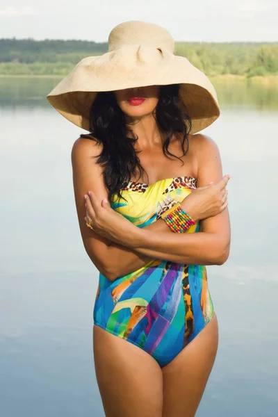 Mooie vrouw in bikini op het strand aan het meer — Stockfoto