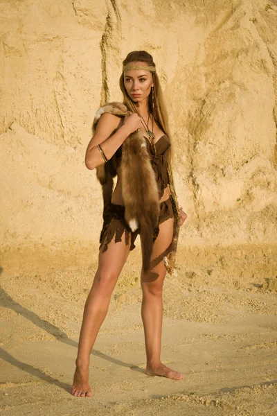 Mujer prehistórica con la caza del hacha de piedra — Foto de Stock