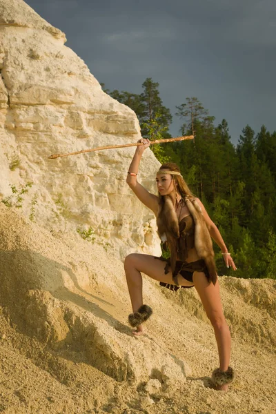 Donna preistorica con caccia alla lancia — Foto Stock