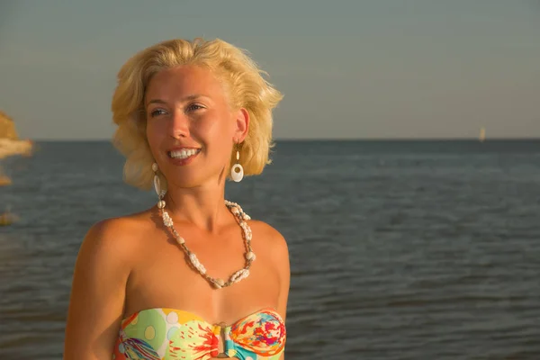 Schöne Frau im Bikini entspannt am Strand — Stockfoto