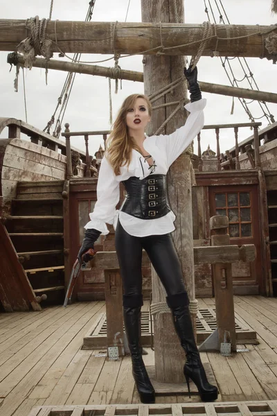 Сексуальная женщина в пиратском стиле со старым пистолетом — стоковое фото