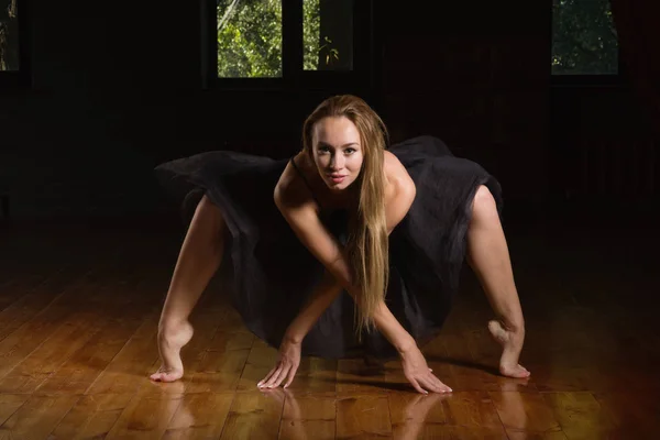 Jeune ballerine dans une chambre sombre — Photo