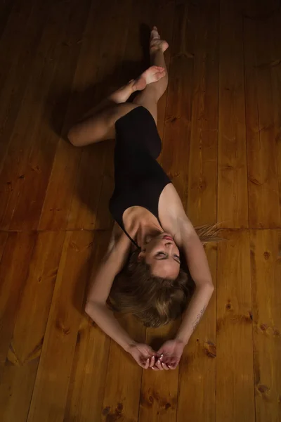 Belle gymnaste engagé gymnastique artistique à la salle de sport — Photo