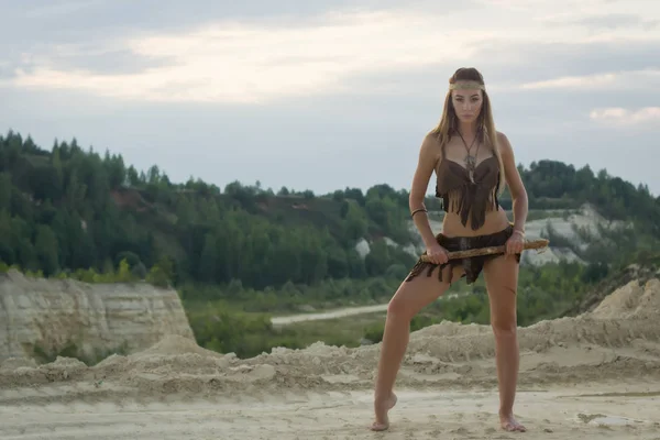 Förhistoriska kvinna med sten axe jakt — Stockfoto