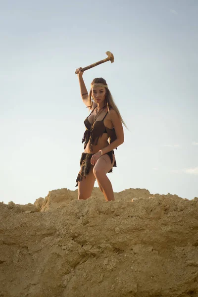 石造りの斧狩りで先史時代の女性 — ストック写真
