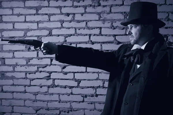 Mann im viktorianischen Stil mit alter Waffe — Stockfoto